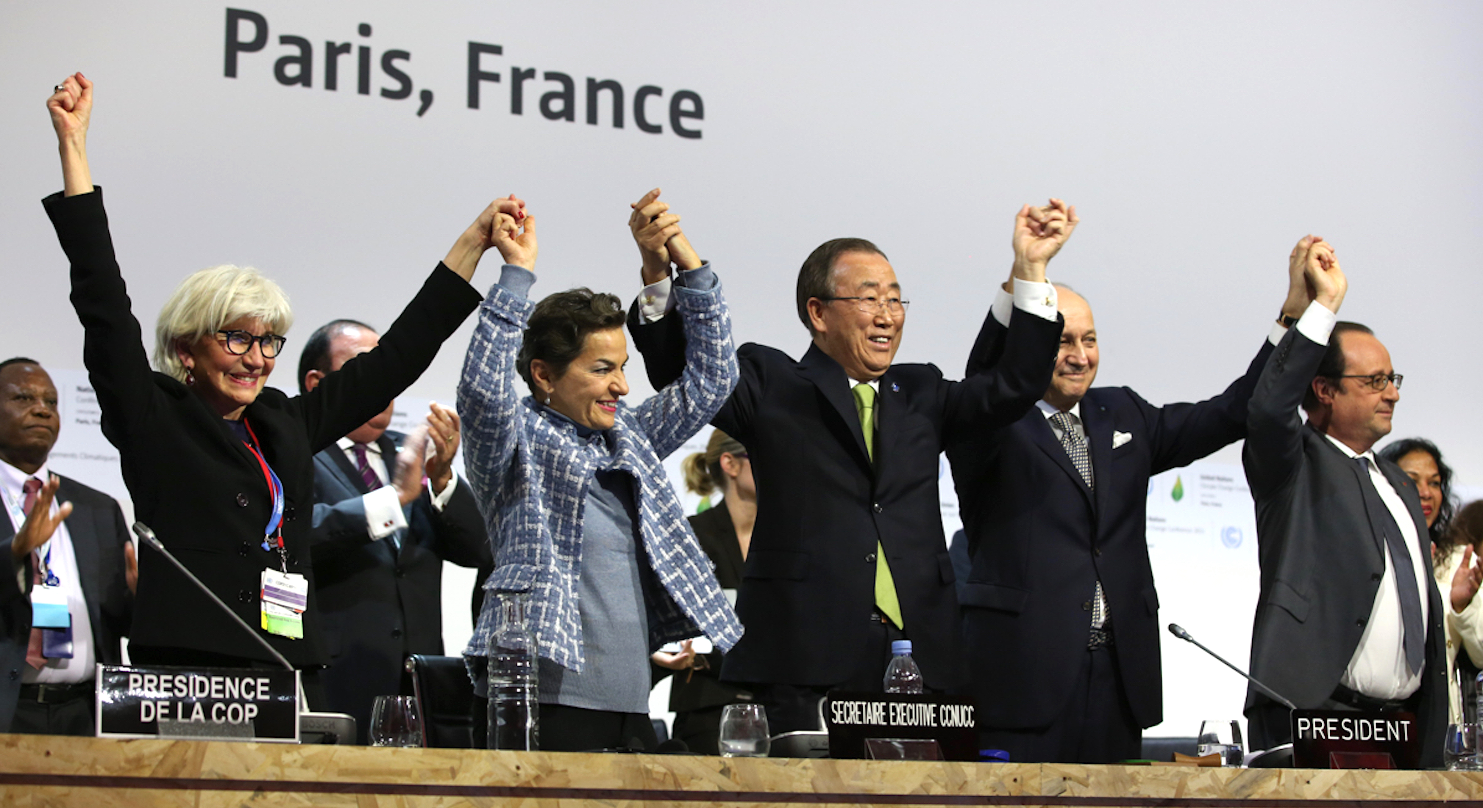 COP_21_Paris_Agreement Celebration_Christiana Figueres_Laurence Tubiana_Ban_Ki_moon_François_Hollande